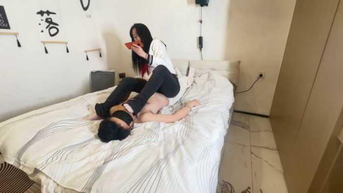 【爱秀套图】【黑丝诱惑】素人篇：大二学生晓俞牛仔裤全体重坐脸窒息狗奴 YC-250207