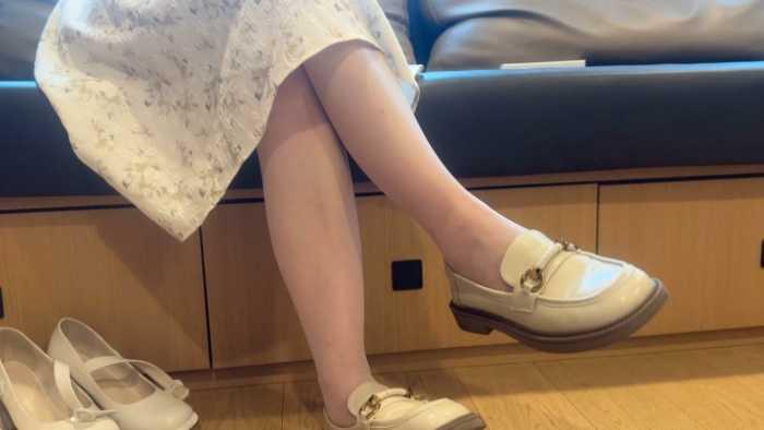【爱秀套图】【黑丝诱惑】沐沐女主好几双原味脏鞋的鞋底清洁器 YC-250128