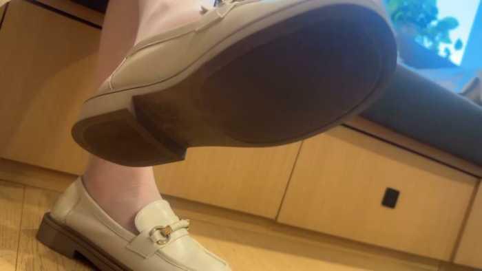 【爱秀套图】【黑丝诱惑】沐沐女主好几双原味脏鞋的鞋底清洁器 YC-250128