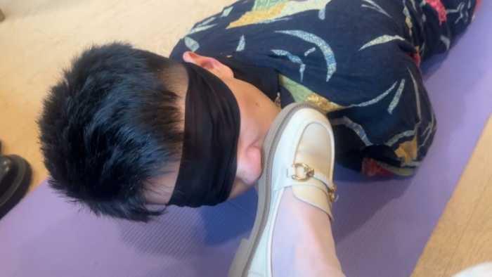 【爱秀套图】【黑丝诱惑】沐沐女主好几双原味脏鞋的鞋底清洁器 YC-250128