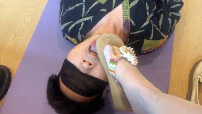 【爱秀套图】【黑丝诱惑】沐沐女主好几双原味脏鞋的鞋底清洁器 YC-250128