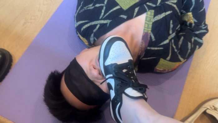 【爱秀套图】【黑丝诱惑】沐沐女主好几双原味脏鞋的鞋底清洁器 YC-250128