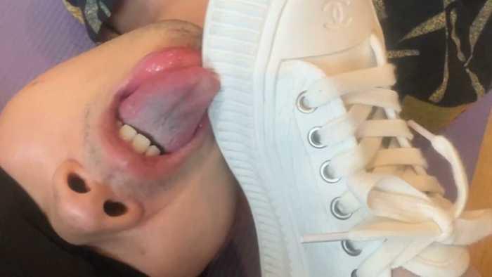 【爱秀套图】【黑丝诱惑】沐沐女主好几双原味脏鞋的鞋底清洁器 YC-250128