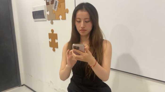 【爱秀套图】【黑丝诱惑】素人篇：大二学生晓俞 视频定制白袜踩脖子吐血窒息 JS250109~2
