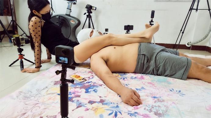【爱秀套图】晓G丝袜美腿惩戒恶男 十字固掰断胳膊 踩脸羞辱 腿绞慢慢折磨死他 超长版 YC-241110-5