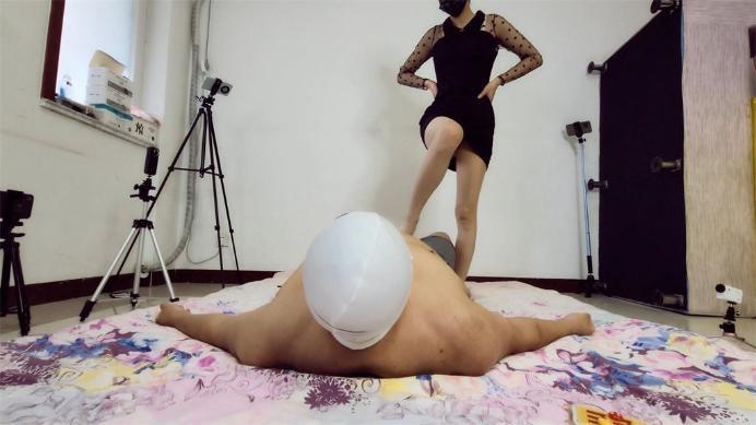 【爱秀套图】晓G丝袜美腿惩戒恶男 十字固掰断胳膊 踩脸羞辱 腿绞慢慢折磨死他 超长版 YC-241110-5