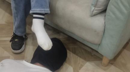 【爱秀套图】精神小妹双人真实踹踩舔鞋闻脚羞辱 YC-241107-2