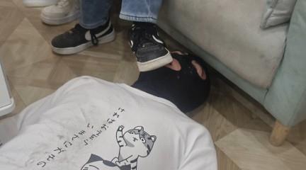 【爱秀套图】精神小妹双人真实踹踩舔鞋闻脚羞辱 YC-241107-2