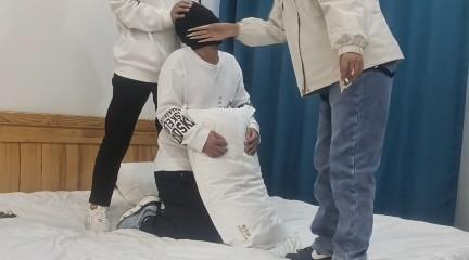 【爱秀套图】精神小妹双人真实踹踩舔鞋闻脚羞辱 YC-241107-2