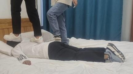 【爱秀套图】精神小妹双人真实踹踩舔鞋闻脚羞辱 YC-241107-2