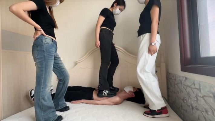 【爱秀套图】【208宿舍】三人床上踩踏90斤瘦弟弟 YC-241112-2