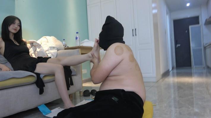 【爱秀套图】【璐璐】超嫩超白的美脚牛奶踩食喂给贱狗，舔食美足 YC-241118-5