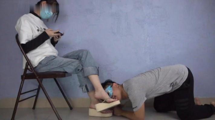 【爱秀套图】【南国原创】实习老师小韵S美脚崇拜，舔白嫩大脚丫! 凉拖原味汗脚 YC-241118-2