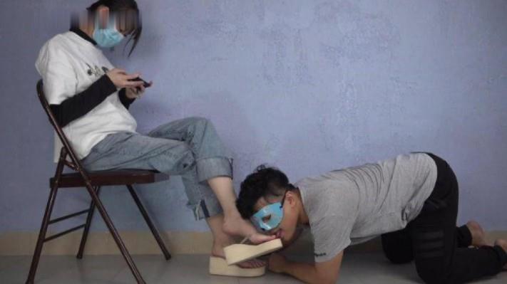 【爱秀套图】【南国原创】实习老师小韵S美脚崇拜，舔白嫩大脚丫! 凉拖原味汗脚 YC-241118-2