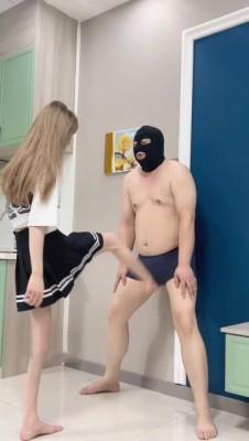 【爱秀套图】碎蛋不良女高中生被富二代花重金请来踢碎自己蛋 ACYC-1566