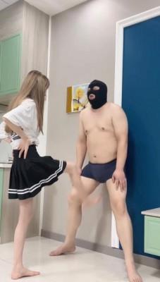 【爱秀套图】碎蛋不良女高中生被富二代花重金请来踢碎自己蛋 ACYC-1566