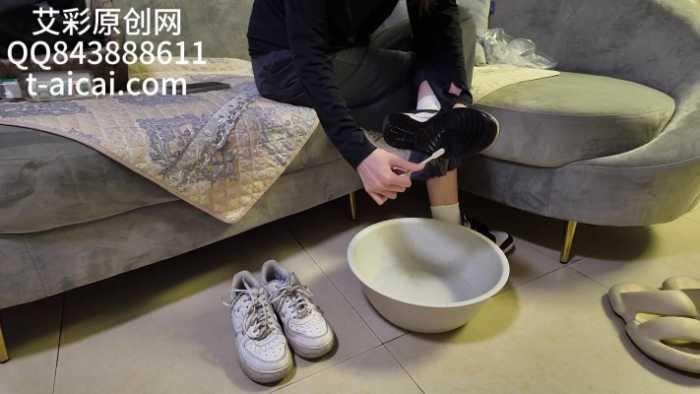 【爱秀套图】『chnnsct1818』大学系花继续施虐 YC-241130-4