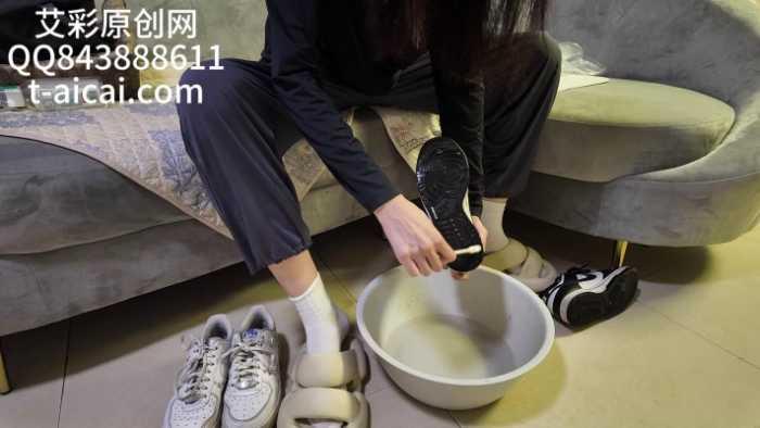 【爱秀套图】『chnnsct1818』大学系花继续施虐 YC-241130-4
