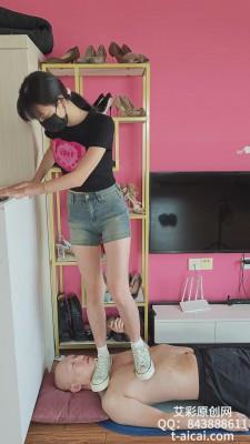 【爱秀套图】【素人S】美女点点的匡威帆布鞋+阿迪板鞋踩踏 YC-241129-4