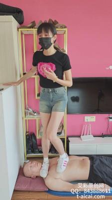【爱秀套图】【素人S】美女点点的匡威帆布鞋+阿迪板鞋踩踏 YC-241129-4