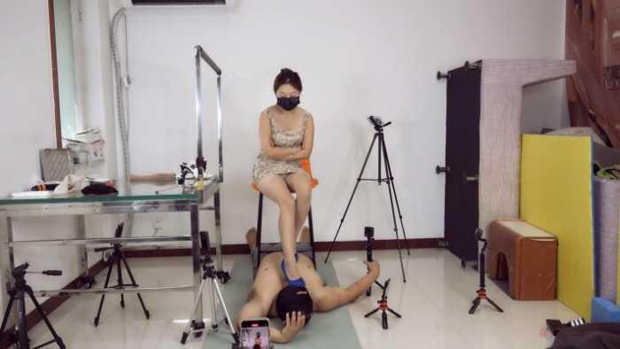 【爱秀套图】【1080P】凌S高跟丝袜脚踩脸玩弄男M YC-241205