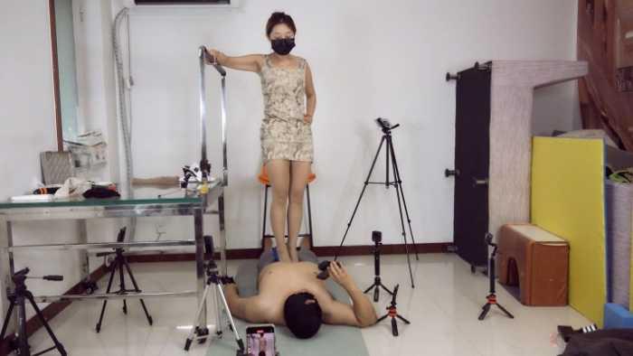 【爱秀套图】【1080P】凌S高跟丝袜脚踩脸玩弄男M YC-241205