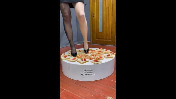 【爱秀套图】YSL 给狗制作食物 面包圣女果 YC-241129-5