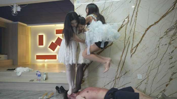 【爱秀套图】全国第一 3女S高跟乱踩，双S全体重踩头致盲另一个S胡乱高跟踩 YC-241208-2