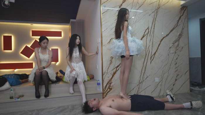 【爱秀套图】全国第一 3女S高跟乱踩，双S全体重踩头致盲另一个S胡乱高跟踩 YC-241208-2