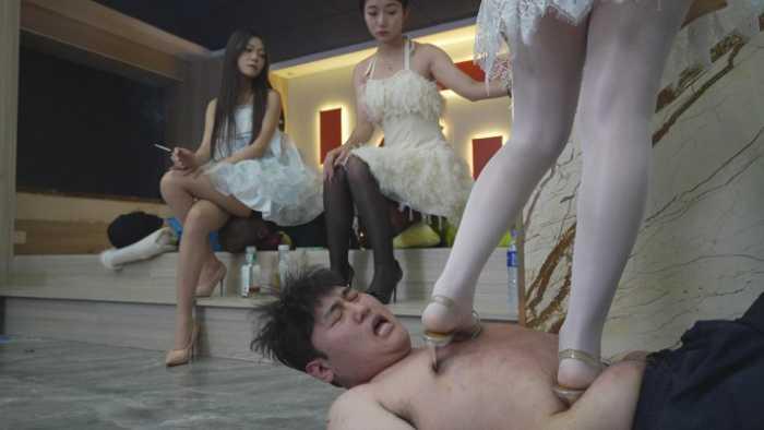 【爱秀套图】全国第一 3女S高跟乱踩，双S全体重踩头致盲另一个S胡乱高跟踩 YC-241208-2