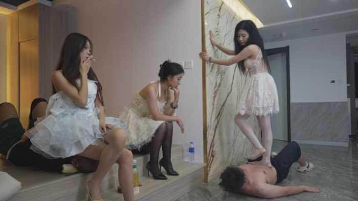 【爱秀套图】全国第一 3女S高跟乱踩，双S全体重踩头致盲另一个S胡乱高跟踩 YC-241208-2