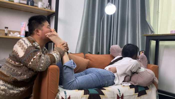 【爱秀套图】【第5风格】 00后酱一边玩手机一边被舔脚 YC-241127-9