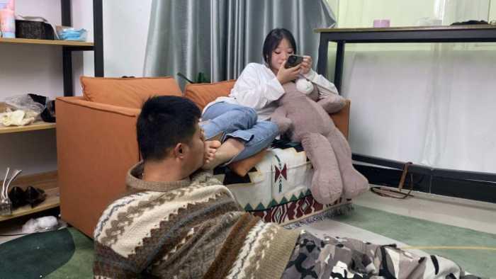 【爱秀套图】【第5风格】 00后酱一边玩手机一边被舔脚 YC-241127-9