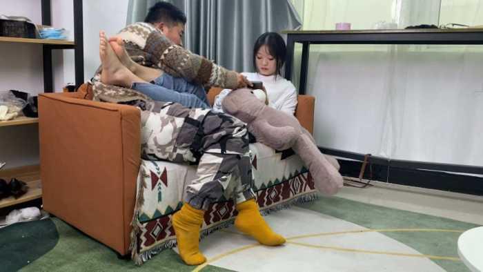 【爱秀套图】【第5风格】 00后酱一边玩手机一边被舔脚 YC-241127-9