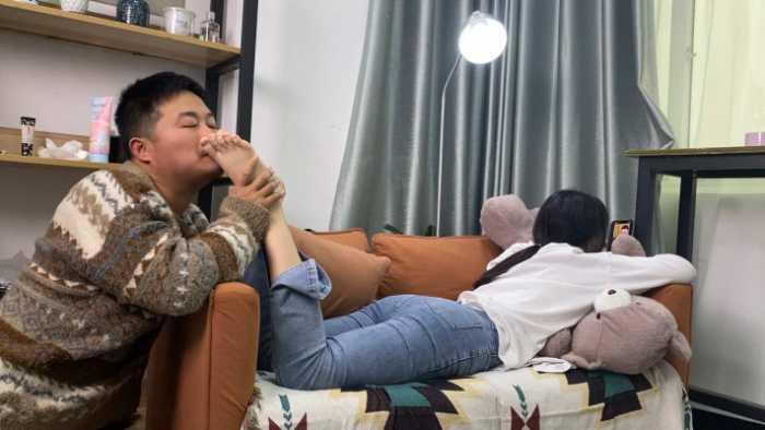 【爱秀套图】【第5风格】 00后酱一边玩手机一边被舔脚 YC-241127-9