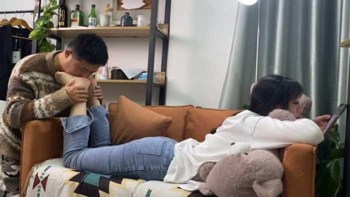 【爱秀套图】【第5风格】 00后酱一边玩手机一边被舔脚 YC-241127-9
