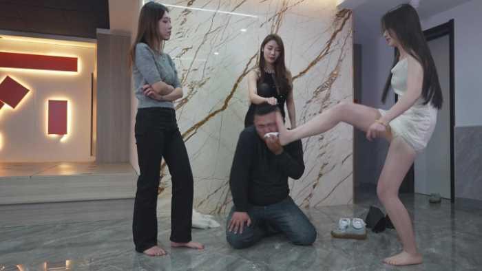 【爱秀套图】三S踹头强制吸原味臭袜子抵痛 全程不停歇轮换全体重踩头！ YC-241213