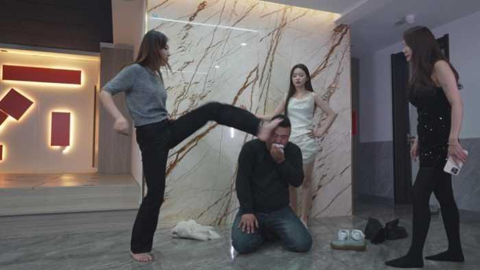 【爱秀套图】三S踹头强制吸原味臭袜子抵痛 全程不停歇轮换全体重踩头！ YC-241213