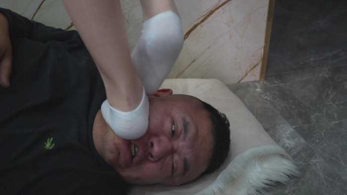 【爱秀套图】三S踹头强制吸原味臭袜子抵痛 全程不停歇轮换全体重踩头！ YC-241213