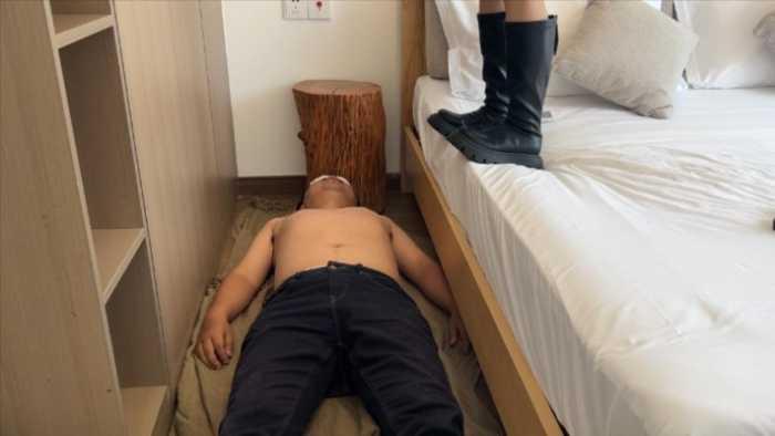 【网盘】【小鲨鱼殿下】长靴舔鞋底+踩踏 纯享版 YC-241213-3