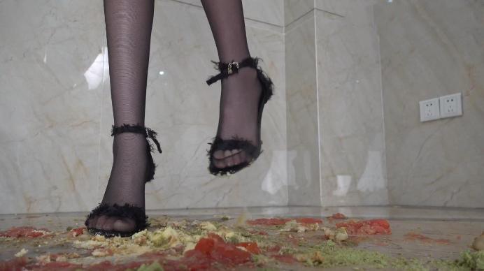 【爱秀套图】【南国原创】雪儿女神黑丝高跟鞋踩踏食物，第一人称语言羞辱，身临其境 YC-241216