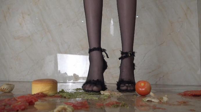 【爱秀套图】【南国原创】雪儿女神黑丝高跟鞋踩踏食物，第一人称语言羞辱，身临其境 YC-241216