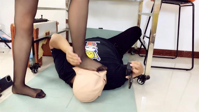 【爱秀套图】小伊黑丝高跟残忍走踩头全体重走脸丝袜脚踩头 全体重高跟踩头黑丝脚踩脸 YC-241218-2