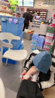 【爱秀套图】超市里当着众人公开调教学生 JS241222-24