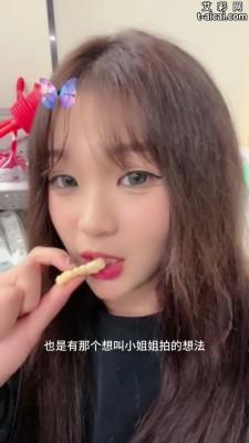 【爱秀套图】超市里当着众人公开调教学生 JS241222-24