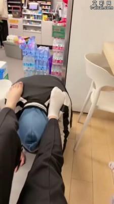 【爱秀套图】超市里当着众人公开调教学生 JS241222-24