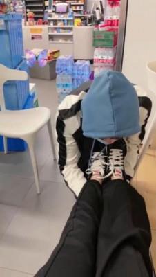 【爱秀套图】超市里当着众人公开调教学生 JS241222-24