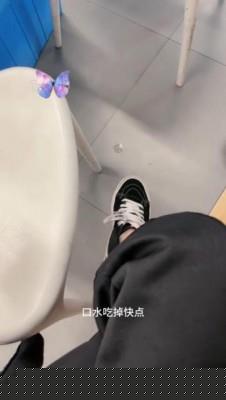 【爱秀套图】超市里当着众人公开调教学生 JS241222-24