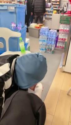 【爱秀套图】超市里当着众人公开调教学生 JS241222-24