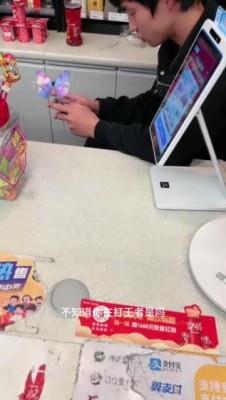 【爱秀套图】超市里当着众人公开调教学生 JS241222-24